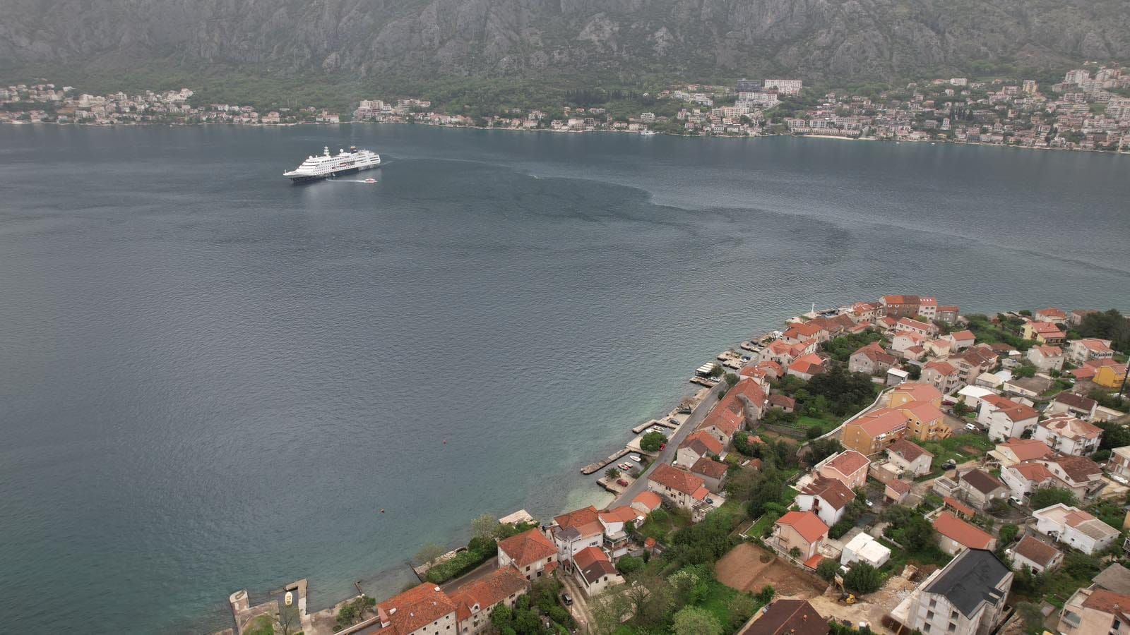 amforaproperty.com/Urbanizovan plac 585m², 50m od mora, sa kućom za renoviranje i pogledom na more – Prčanj, Kotor