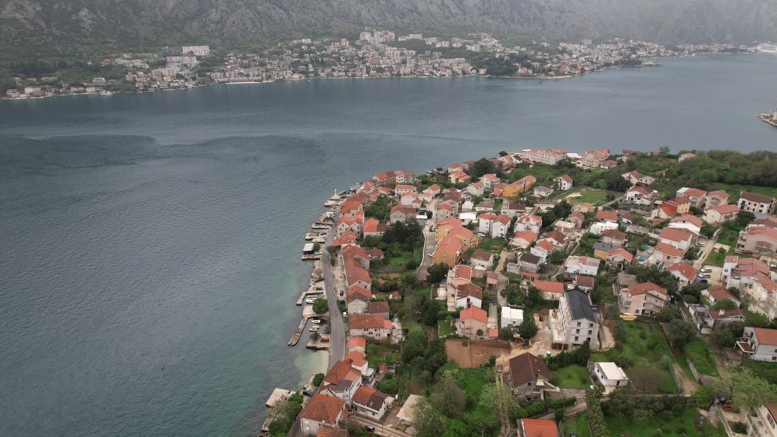amforaproperty.com/Urbanizovan plac 585m², 50m od mora, sa kućom za renoviranje i pogledom na more – Prčanj, Kotor