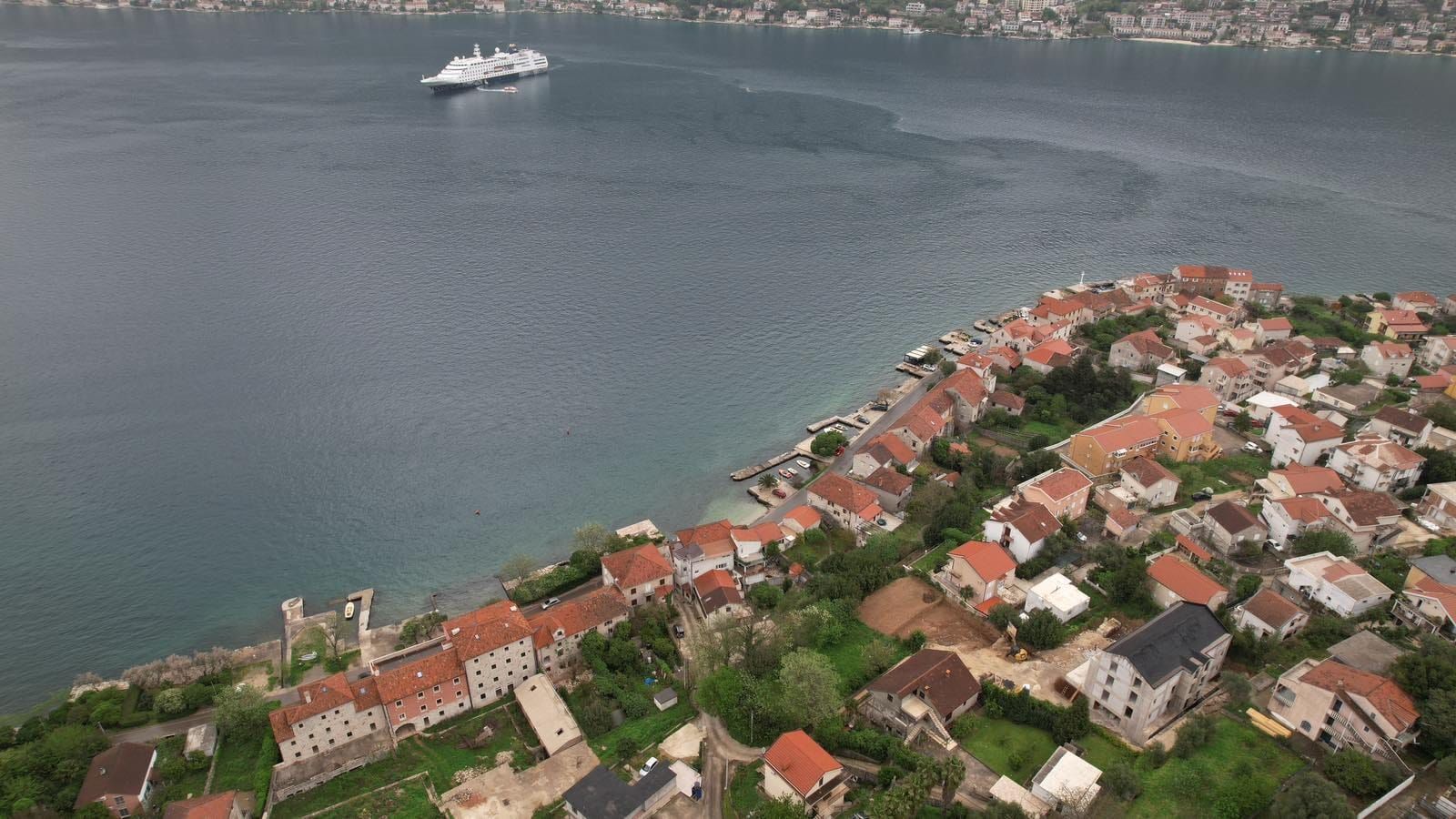 amforaproperty.com/Urbanizovan plac 585m², 50m od mora, sa kućom za renoviranje i pogledom na more – Prčanj, Kotor
