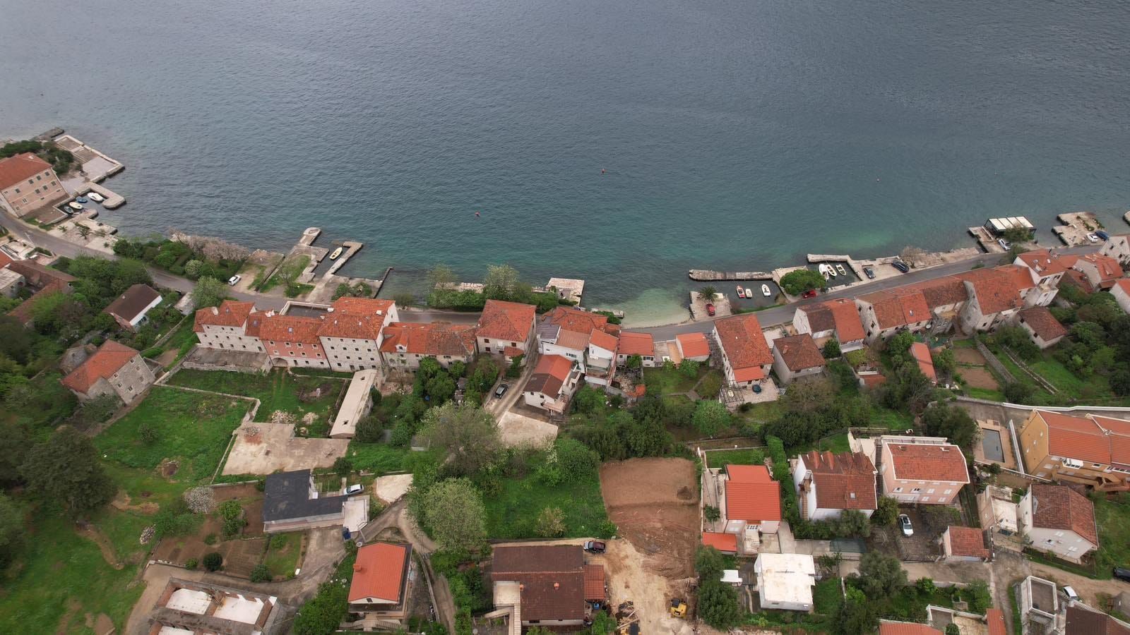 amforaproperty.com/Urbanizovan plac 585m², 50m od mora, sa kućom za renoviranje i pogledom na more – Prčanj, Kotor