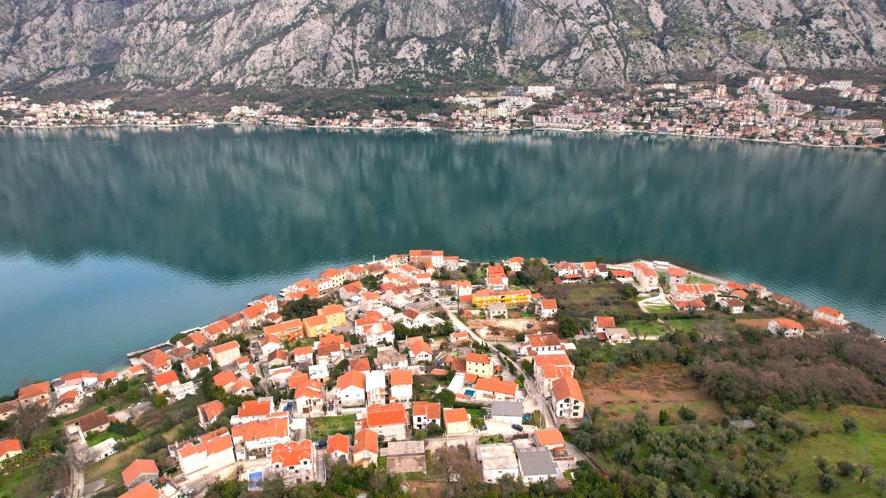 amforaproperty.com/Urbanizovan plac 585m², 50m od mora, sa kućom za renoviranje i pogledom na more – Prčanj, Kotor