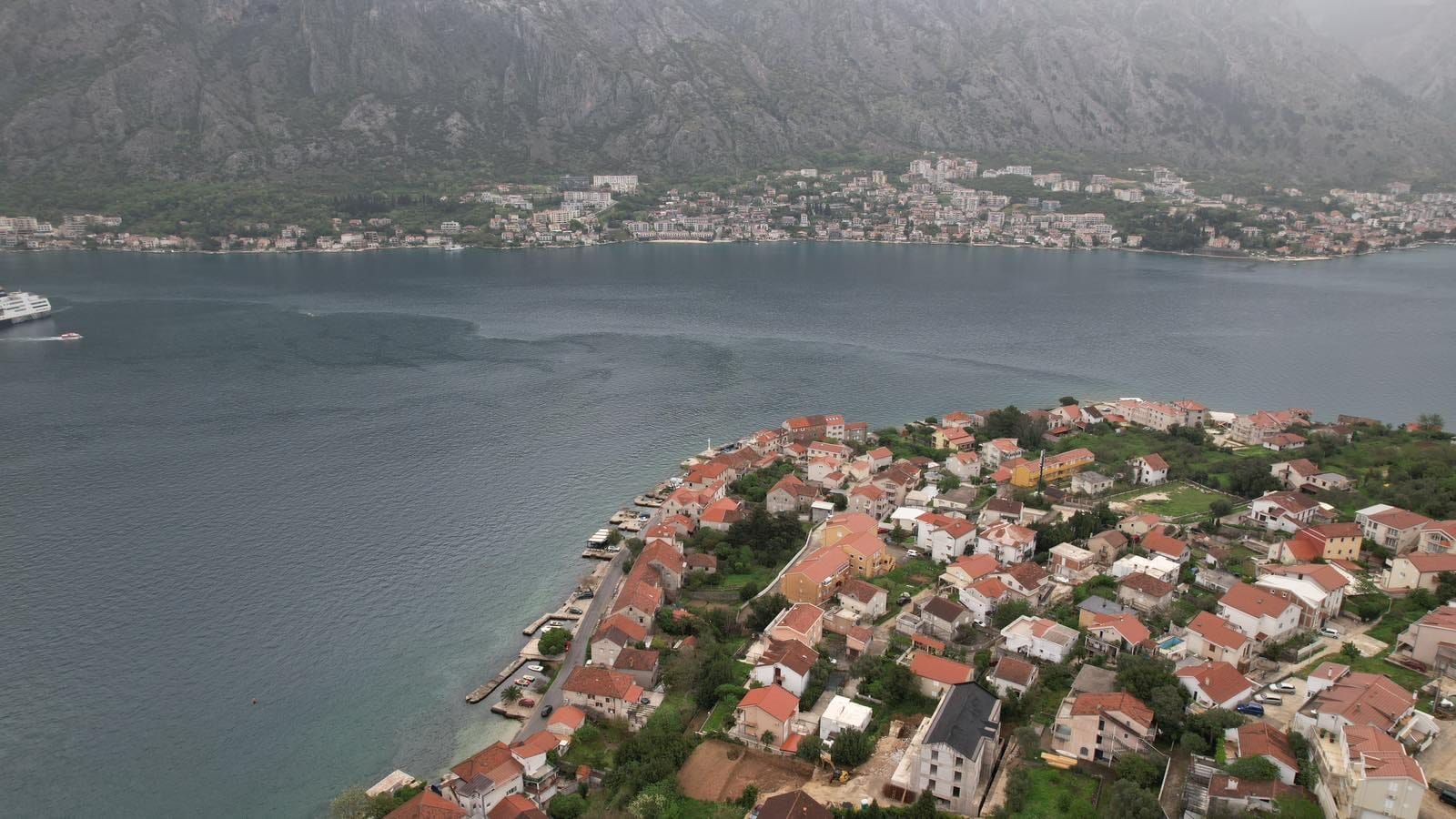 amforaproperty.com/Urbanizovan plac 585m², 50m od mora, sa kućom za renoviranje i pogledom na more – Prčanj, Kotor