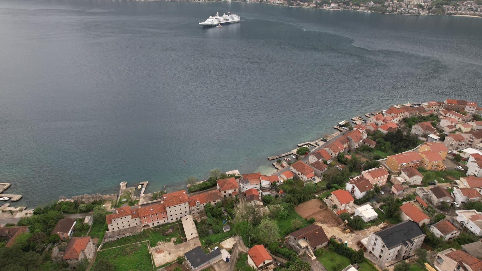amforaproperty.com/Urbanizovan plac 585m², 50m od mora, sa kućom za renoviranje i pogledom na more – Prčanj, Kotor