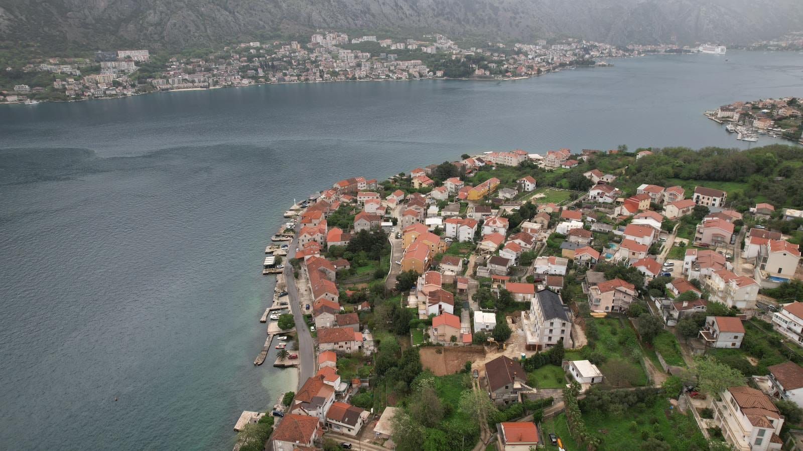 amforaproperty.com/Urbanizovan plac 585m², 50m od mora, sa kućom za renoviranje i pogledom na more – Prčanj, Kotor