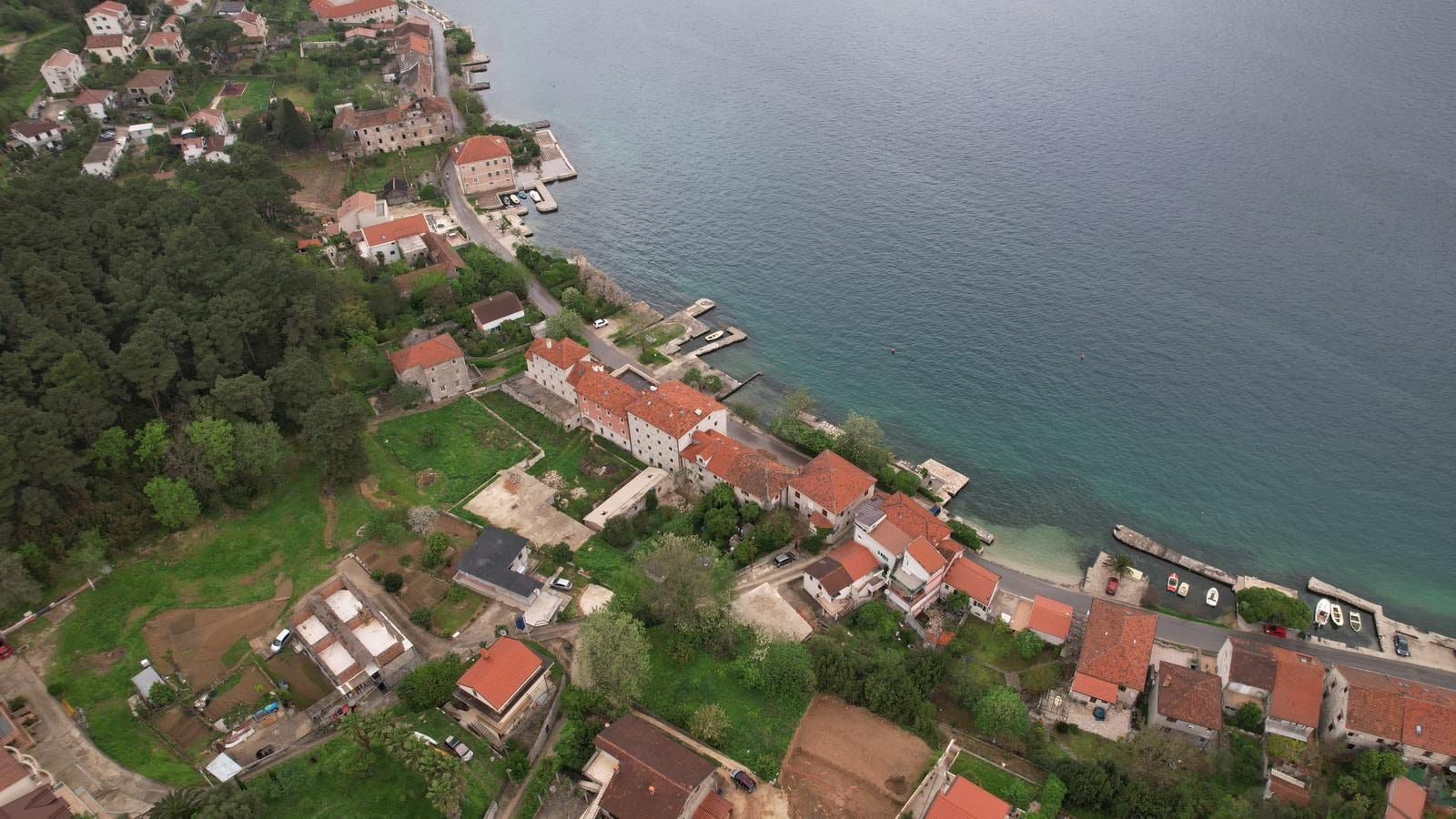 amforaproperty.com/Urbanizovan plac 585m², 50m od mora, sa kućom za renoviranje i pogledom na more – Prčanj, Kotor