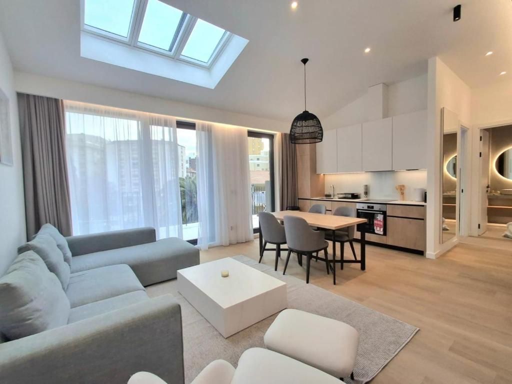 amforaproperty.com/EKSKLUZIVNO! Nov, luksuzan i potpuno opremljen jednosoban stan 69m² u prestižnom stambenom kompleksu – Budva