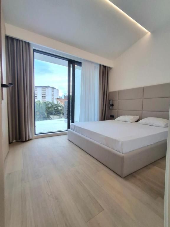 amforaproperty.com/EKSKLUZIVNO! Nov, luksuzan i potpuno opremljen jednosoban stan 69m² u prestižnom stambenom kompleksu – Budva