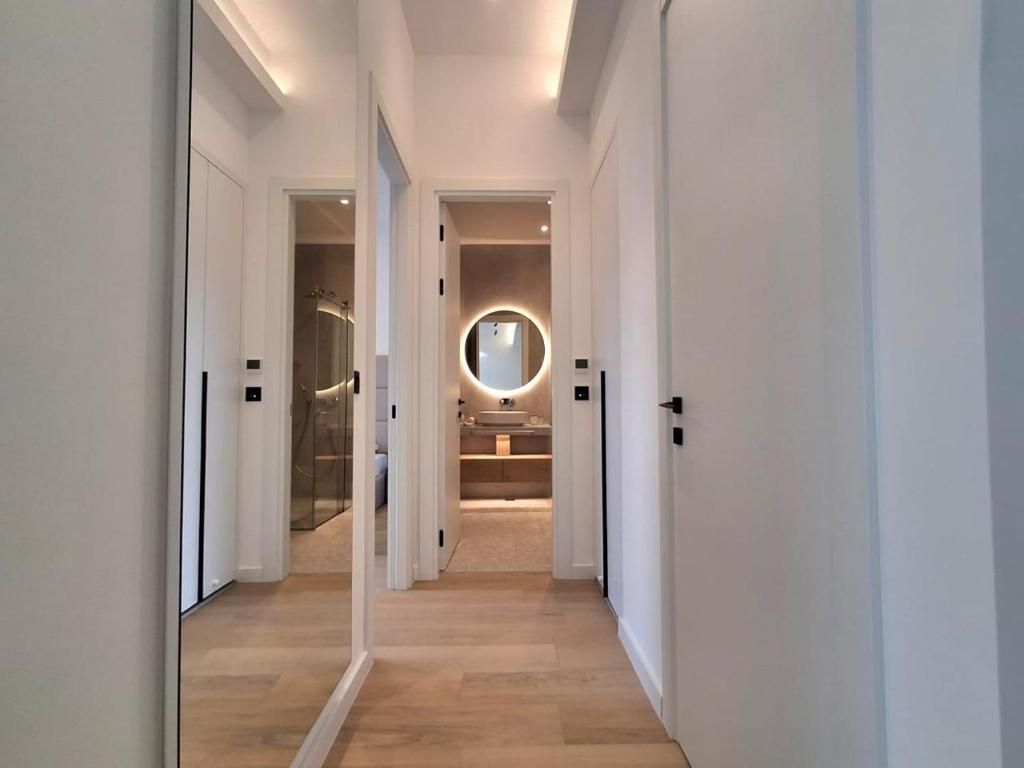amforaproperty.com/EKSKLUZIVNO! Nov, luksuzan i potpuno opremljen jednosoban stan 69m² u prestižnom stambenom kompleksu – Budva