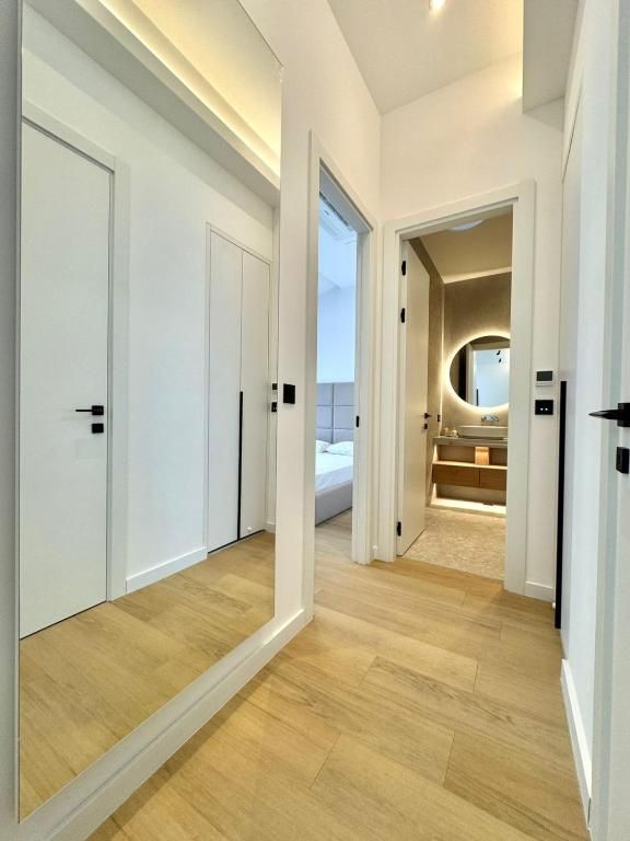 amforaproperty.com/EKSKLUZIVNO! Nov, luksuzan i potpuno opremljen dvosoban stan 115.84m² u prestižnom stambenom kompleksu – Budva