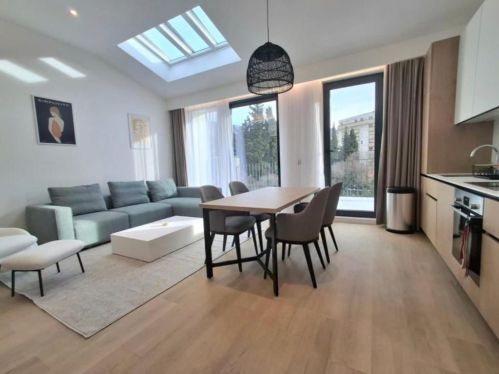 amforaproperty.com/EKSKLUZIVNO! Nov, luksuzan i potpuno opremljen dvosoban stan 115.84m² u prestižnom stambenom kompleksu – Budva