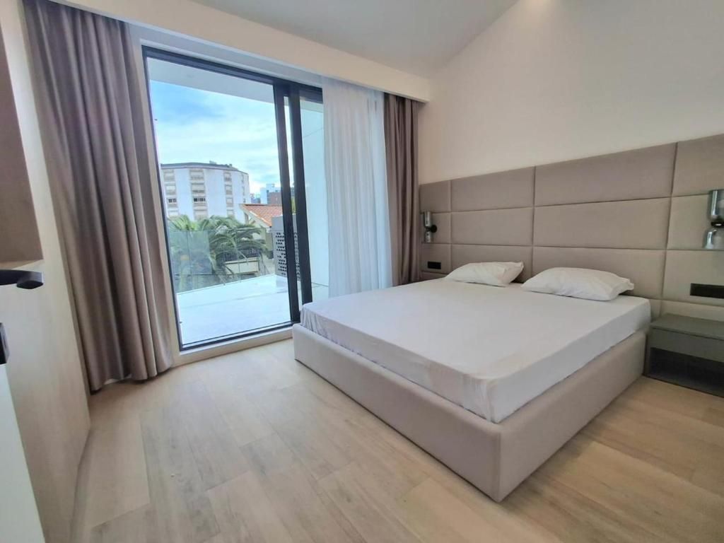 amforaproperty.com/EKSKLUZIVNO! Nov, luksuzan i potpuno opremljen dvosoban stan 115.84m² u prestižnom stambenom kompleksu – Budva
