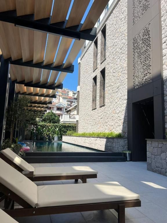 amforaproperty.com/EKSKLUZIVNO! Nov, luksuzan i potpuno opremljen dvosoban stan 115.84m² u prestižnom stambenom kompleksu – Budva