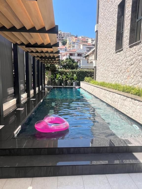 amforaproperty.com/EKSKLUZIVNO! Nov, luksuzan i potpuno opremljen dvosoban stan 115.84m² u prestižnom stambenom kompleksu – Budva