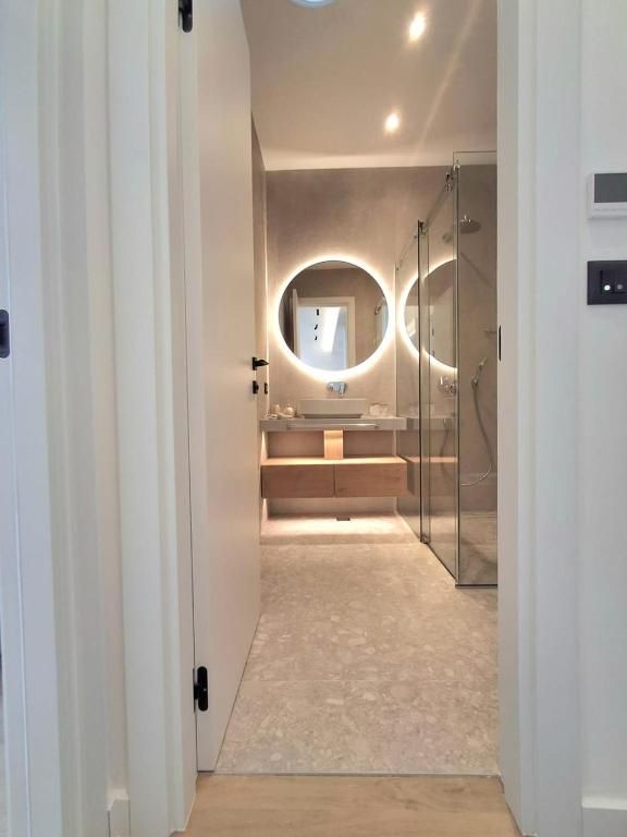 amforaproperty.com/EKSKLUZIVNO! Nov, luksuzan i potpuno opremljen dvosoban stan 115.84m² u prestižnom stambenom kompleksu – Budva