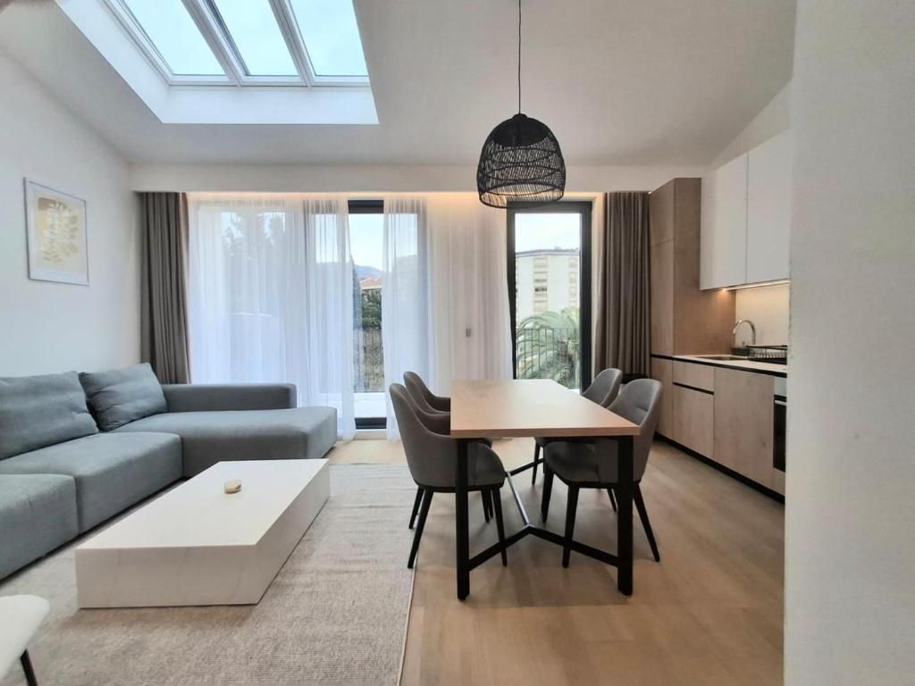 amforaproperty.com/EKSKLUZIVNO! Nov, luksuzan i potpuno opremljen dvosoban stan 115.84m² u prestižnom stambenom kompleksu – Budva