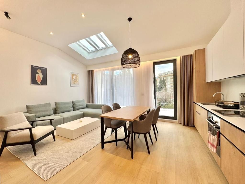 amforaproperty.com/EKSKLUZIVNO! Nov, luksuzan i potpuno opremljen dvosoban stan 115.84m² u prestižnom stambenom kompleksu – Budva