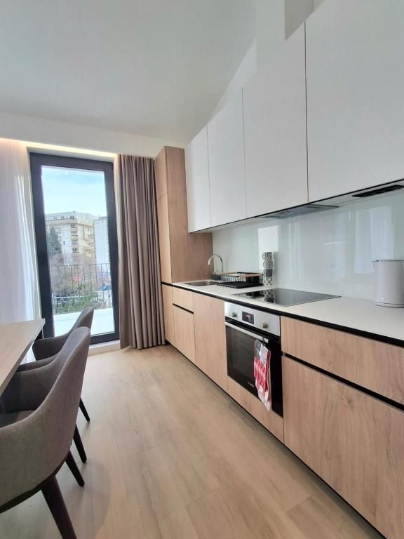 amforaproperty.com/EKSKLUZIVNO! Nov, luksuzan i potpuno opremljen dvosoban stan 115.84m² u prestižnom stambenom kompleksu – Budva