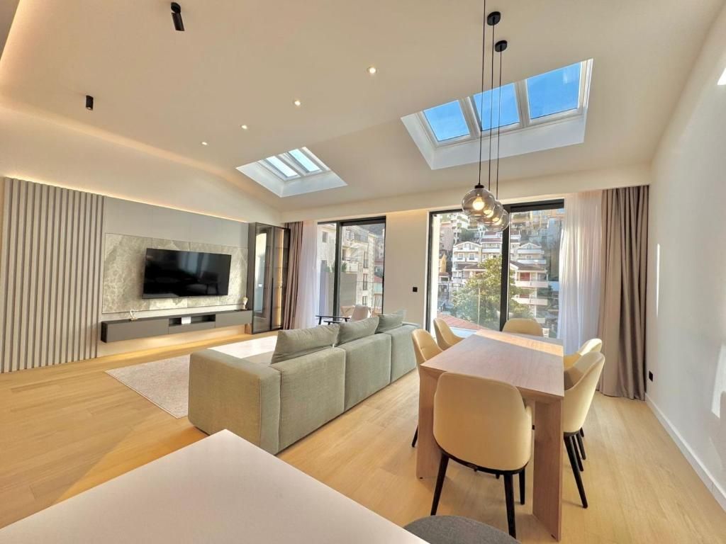 amforaproperty.com/EKSKLUZIVNO! Nov, luksuzan i potpuno opremljen dvosoban stan 115.84m² u prestižnom stambenom kompleksu – Budva