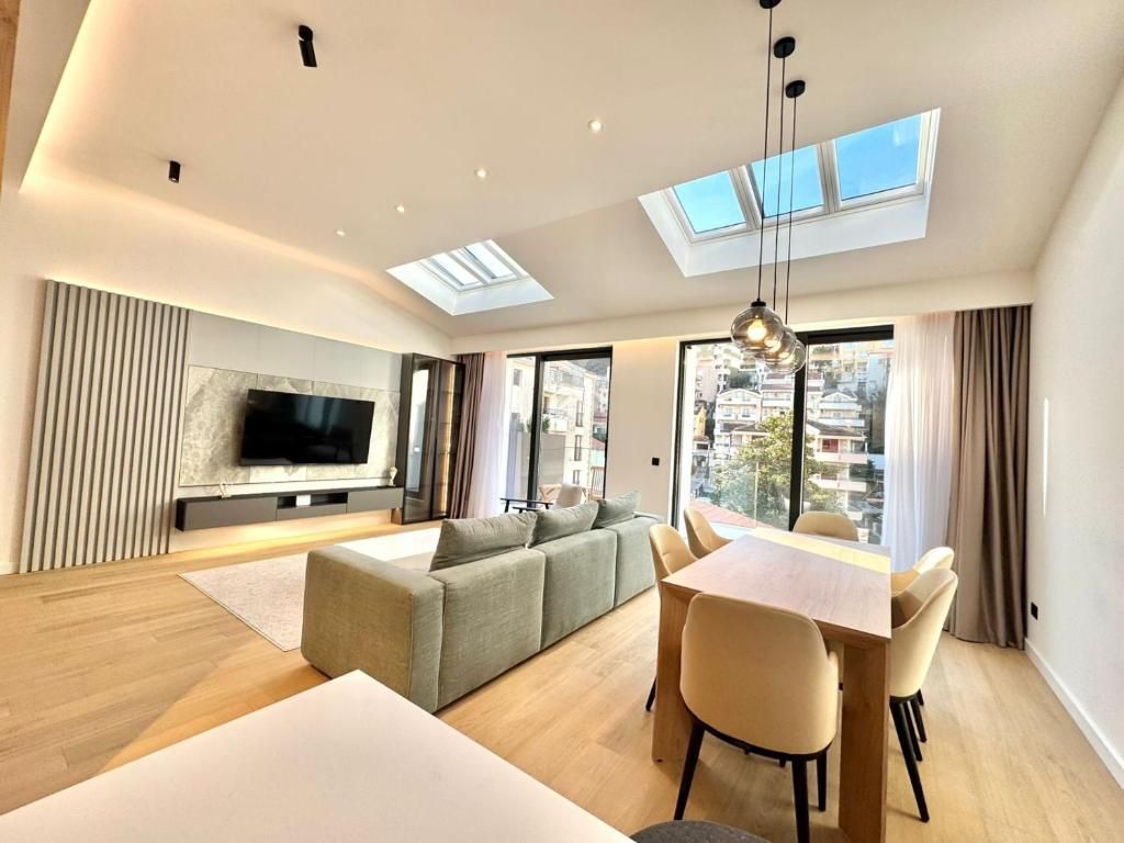 amforaproperty.com/EKSKLUZIVNO! Nov, luksuzan i potpuno opremljen dvosoban stan 115.84m² u prestižnom stambenom kompleksu – Budva