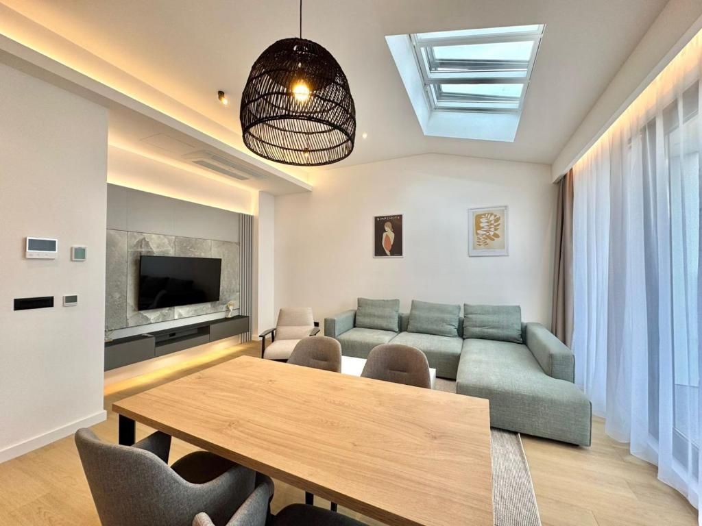 amforaproperty.com/EKSKLUZIVNO! Nov, luksuzan i potpuno opremljen dvosoban stan 115.84m² u prestižnom stambenom kompleksu – Budva