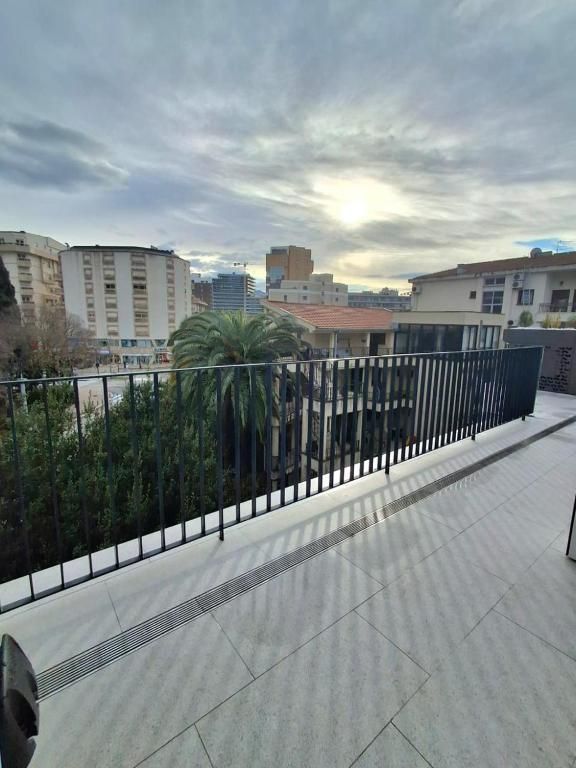 amforaproperty.com/EKSKLUZIVNO! Nov, luksuzan i potpuno opremljen dvosoban stan 115.84m² u prestižnom stambenom kompleksu – Budva