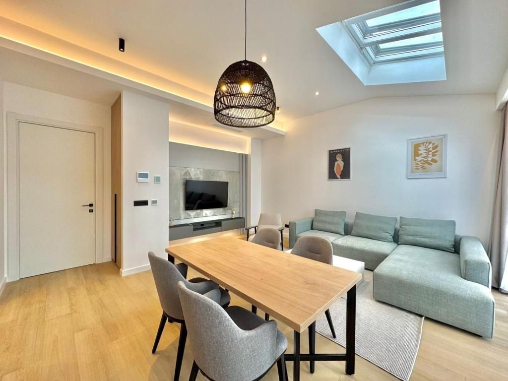 amforaproperty.com/EKSKLUZIVNO! Nov, luksuzan i potpuno opremljen dvosoban stan 115.84m² u prestižnom stambenom kompleksu – Budva