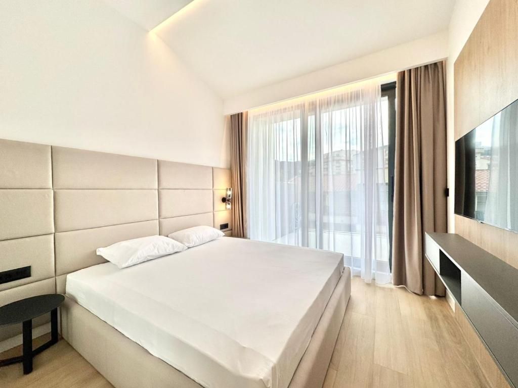 amforaproperty.com/EKSKLUZIVNO! Nov, luksuzan i potpuno opremljen dvosoban stan 115.84m² u prestižnom stambenom kompleksu – Budva