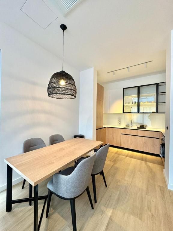 amforaproperty.com/EKSKLUZIVNO! Nov, luksuzan i potpuno opremljen dvosoban stan 115.84m² u prestižnom stambenom kompleksu – Budva