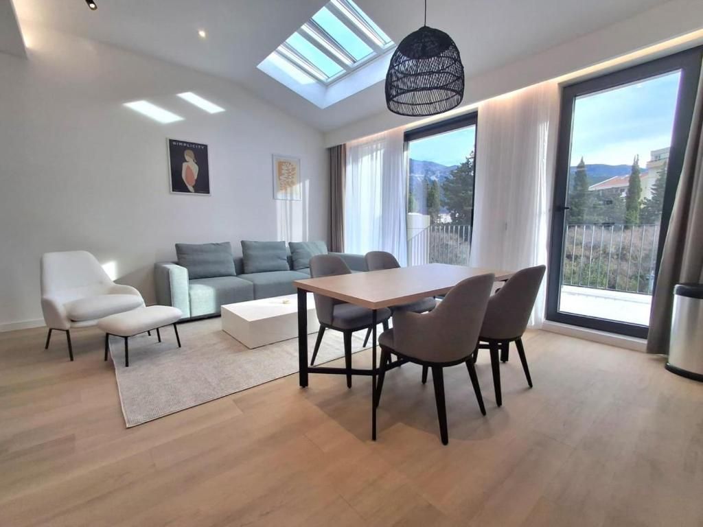 amforaproperty.com/EKSKLUZIVNO! Nov, luksuzan i potpuno opremljen dvosoban stan 115.84m² u prestižnom stambenom kompleksu – Budva