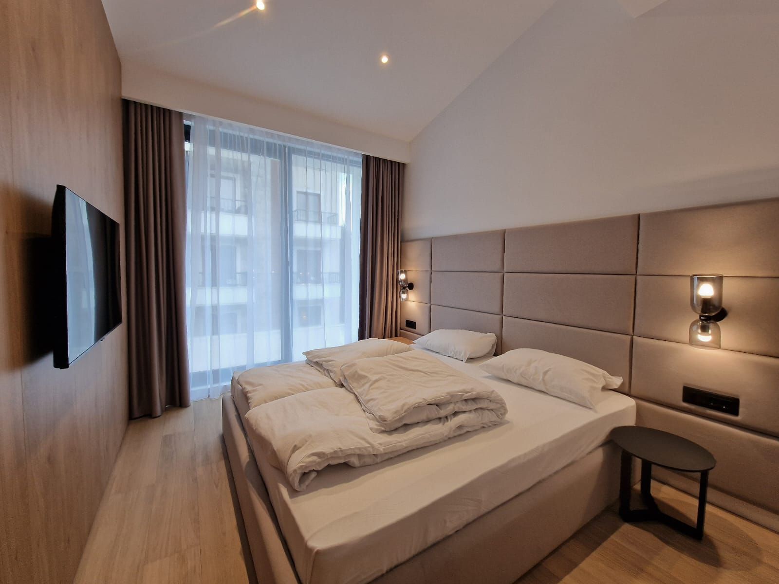 amforaproperty.com/EKSKLUZIVNO! Nov, luksuzan i potpuno opremljen dvosoban stan 106.13m² u prestižnom stambenom kompleksu – Budva