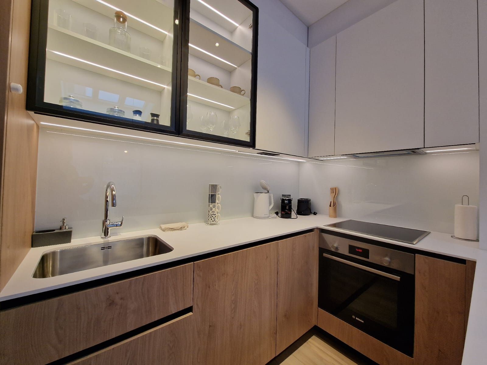 amforaproperty.com/EKSKLUZIVNO! Nov, luksuzan i potpuno opremljen dvosoban stan 106.13m² u prestižnom stambenom kompleksu – Budva