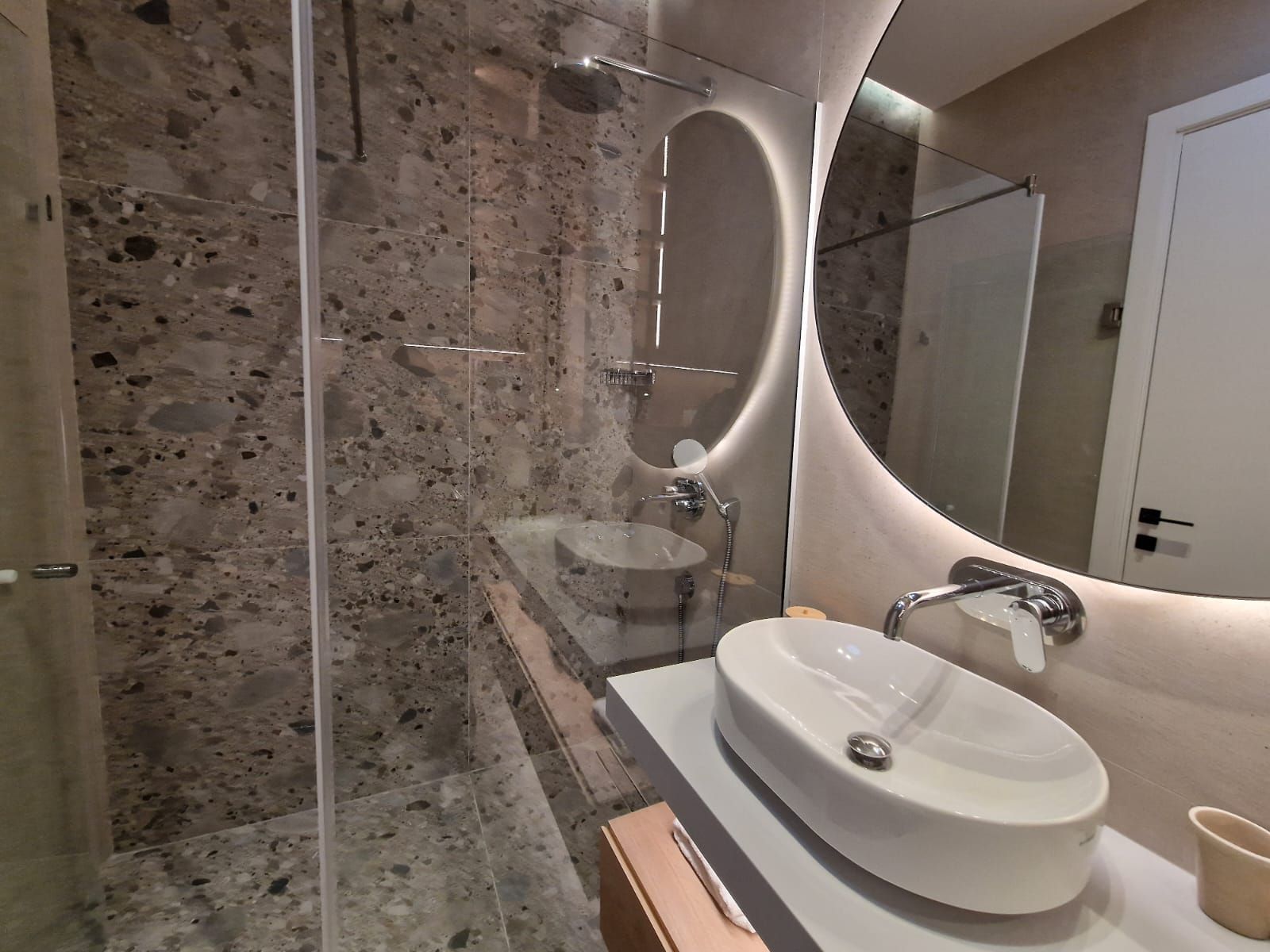 amforaproperty.com/EKSKLUZIVNO! Nov, luksuzan i potpuno opremljen dvosoban stan 106.13m² u prestižnom stambenom kompleksu – Budva