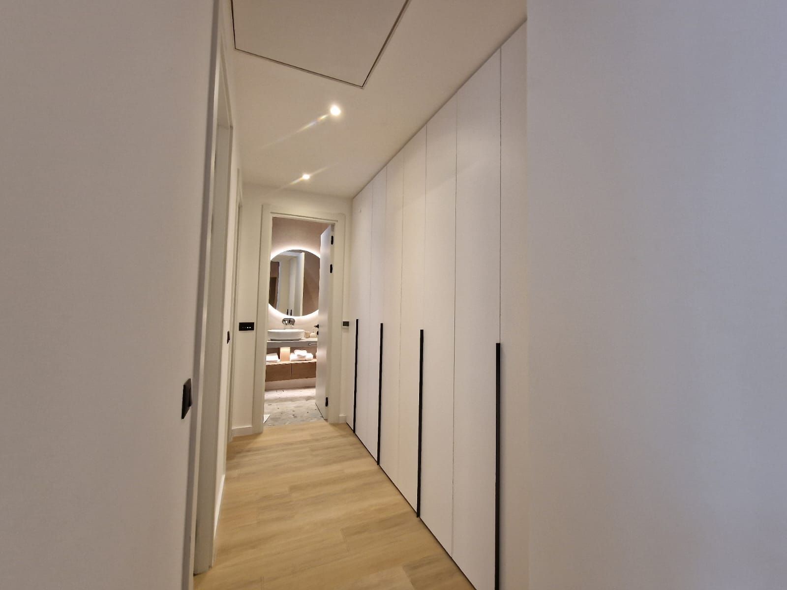 amforaproperty.com/EKSKLUZIVNO! Nov, luksuzan i potpuno opremljen dvosoban stan 106.13m² u prestižnom stambenom kompleksu – Budva