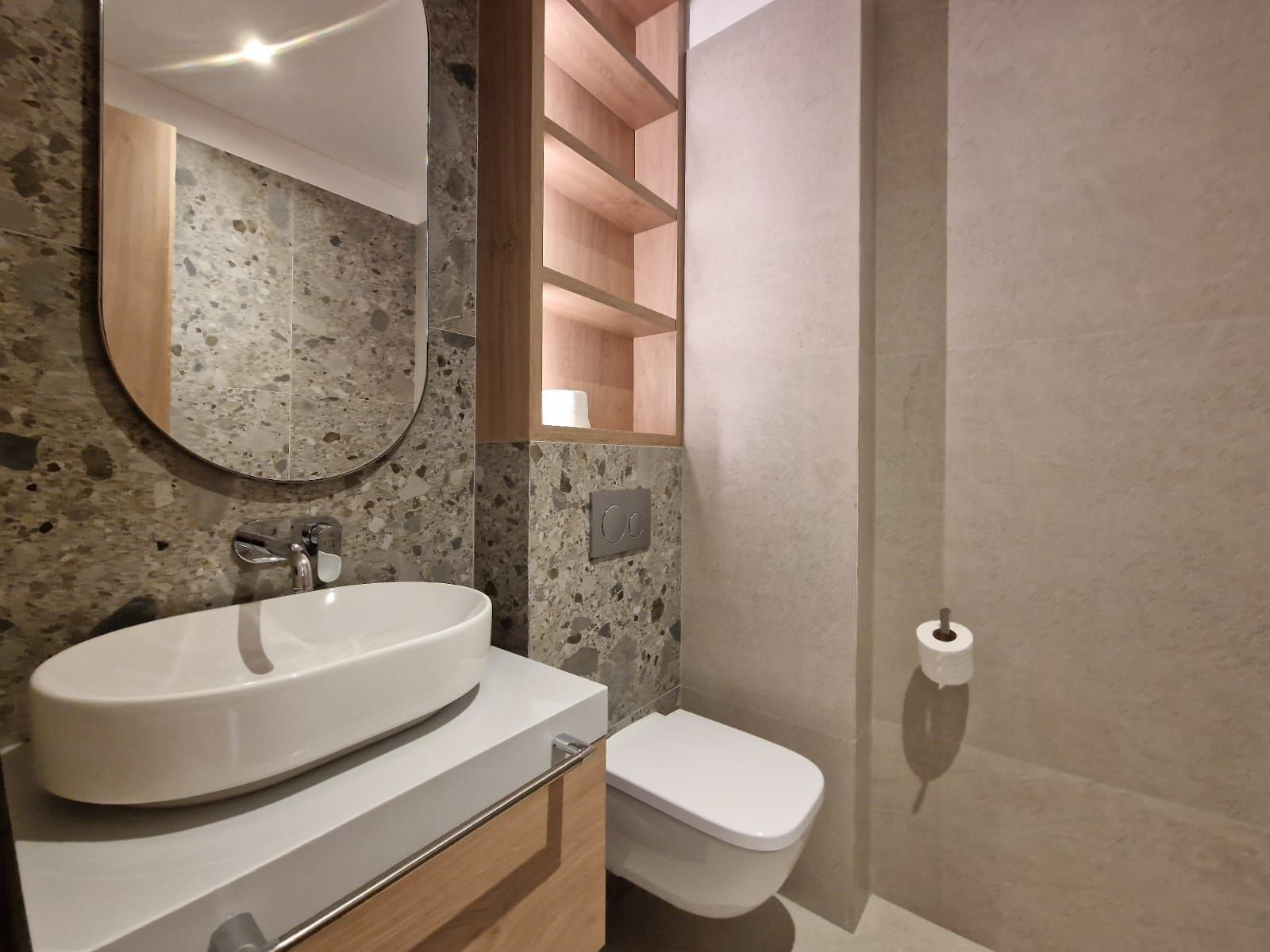 amforaproperty.com/EKSKLUZIVNO! Nov, luksuzan i potpuno opremljen dvosoban stan 106.13m² u prestižnom stambenom kompleksu – Budva