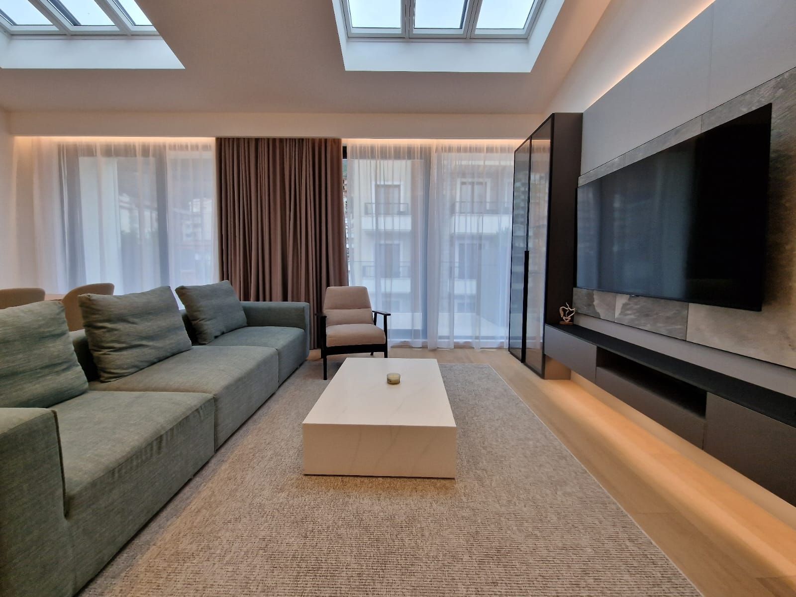 amforaproperty.com/EKSKLUZIVNO! Nov, luksuzan i potpuno opremljen dvosoban stan 106.13m² u prestižnom stambenom kompleksu – Budva