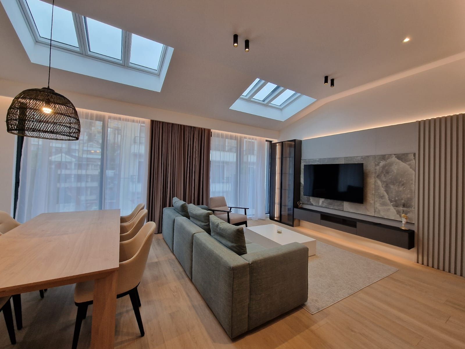 amforaproperty.com/EKSKLUZIVNO! Nov, luksuzan i potpuno opremljen dvosoban stan 106.13m² u prestižnom stambenom kompleksu – Budva