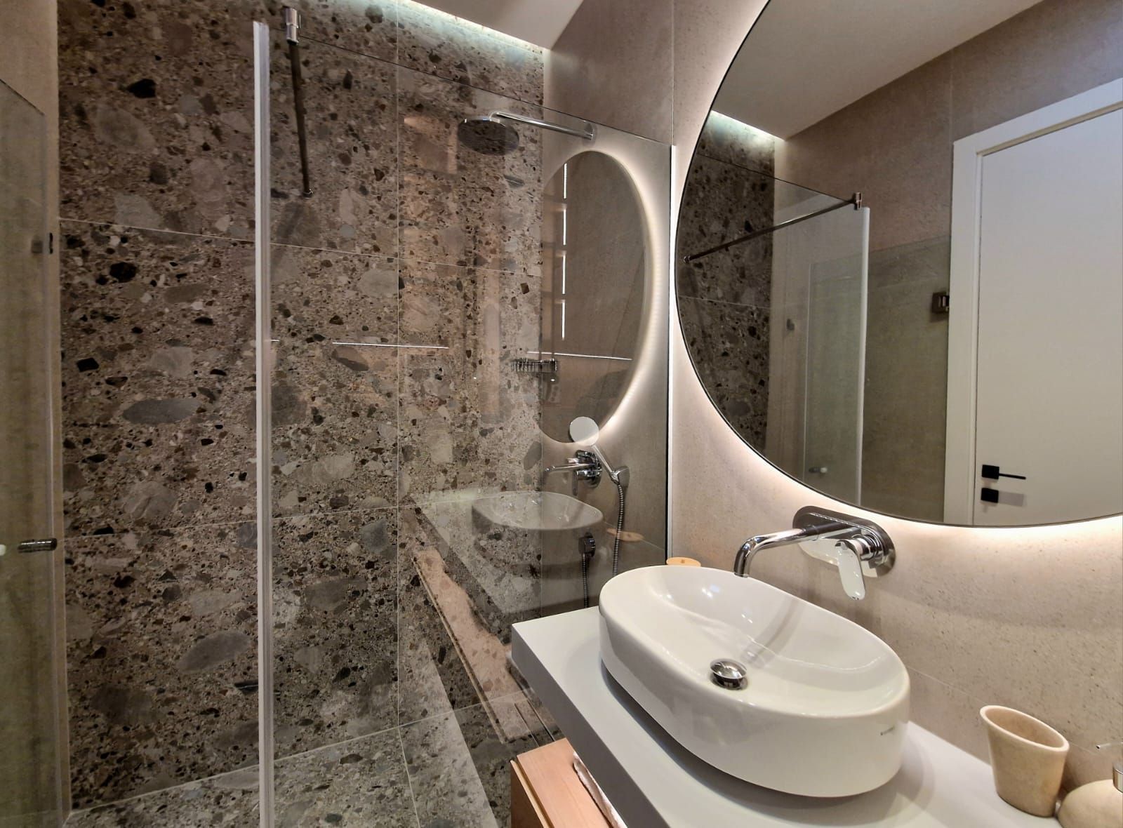 amforaproperty.com/EKSKLUZIVNO! Nov, luksuzan i potpuno opremljen dvosoban stan 106.13m² u prestižnom stambenom kompleksu – Budva