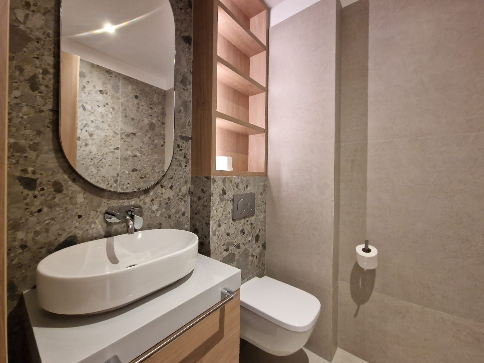 amforaproperty.com/EKSKLUZIVNO! Nov, luksuzan i potpuno opremljen dvosoban stan 106.13m² u prestižnom stambenom kompleksu – Budva