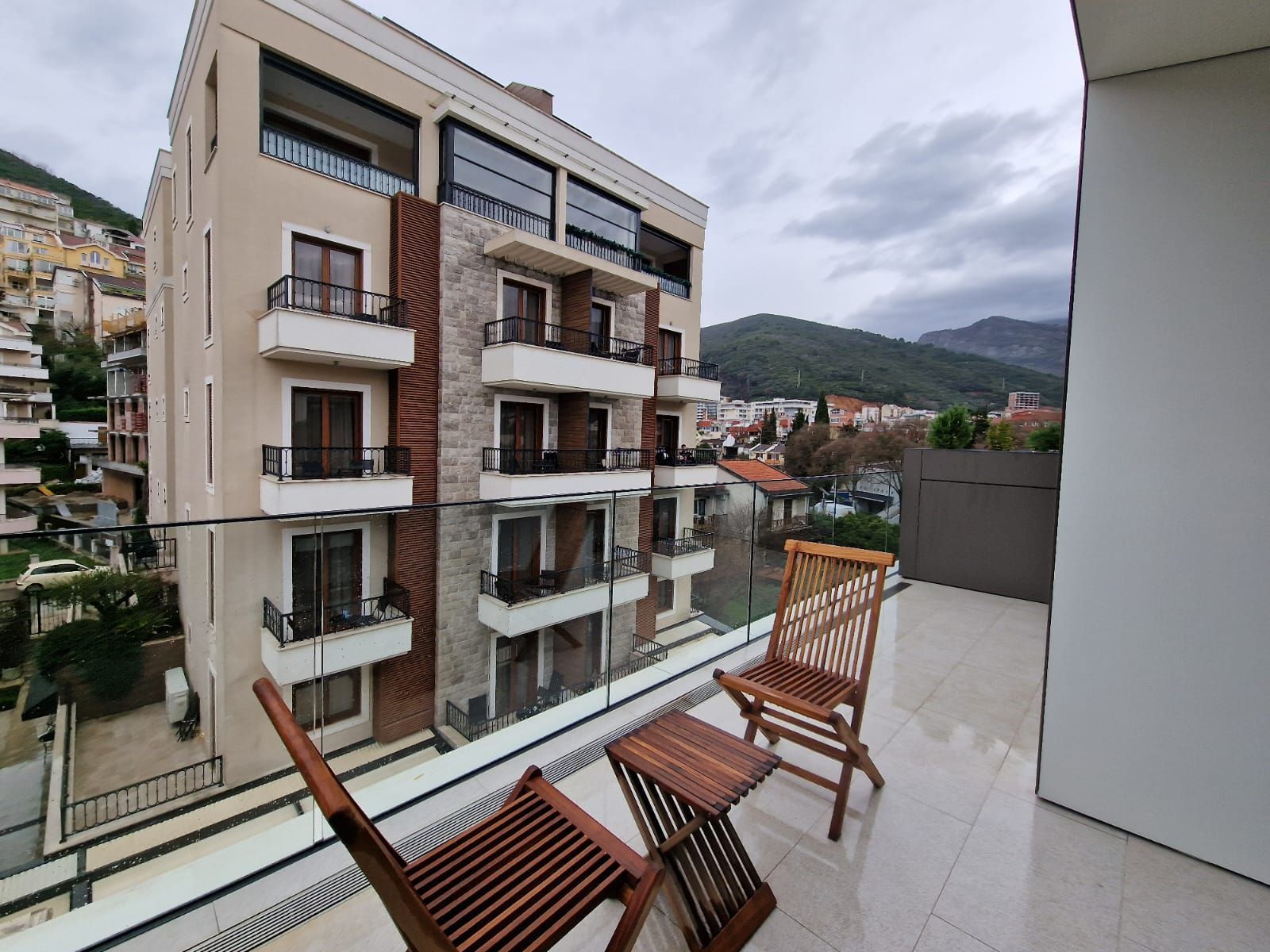 amforaproperty.com/EKSKLUZIVNO! Nov, luksuzan i potpuno opremljen dvosoban stan 106.13m² u prestižnom stambenom kompleksu – Budva