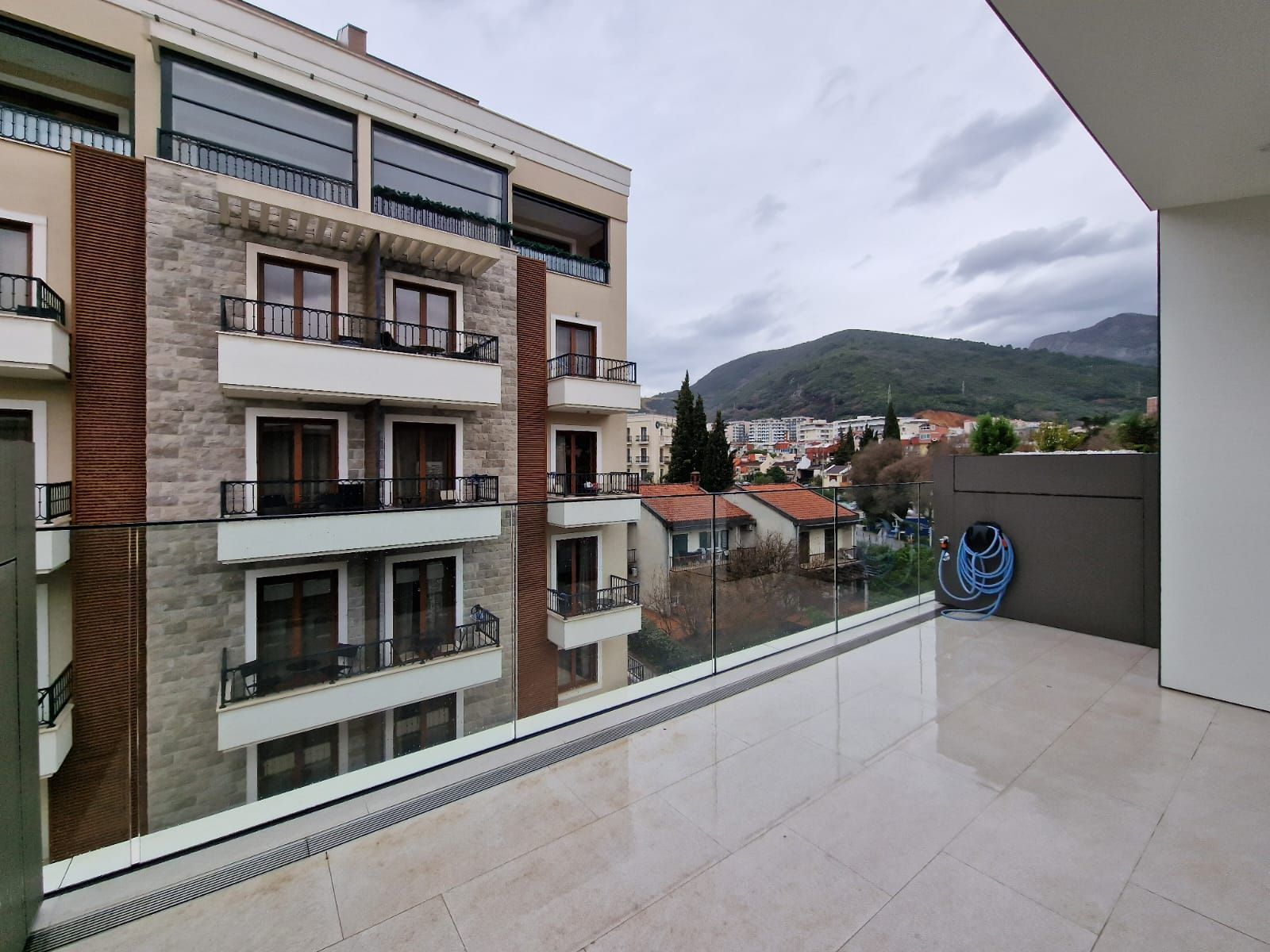 amforaproperty.com/EKSKLUZIVNO! Nov, luksuzan i potpuno opremljen dvosoban stan 106.13m² u prestižnom stambenom kompleksu – Budva