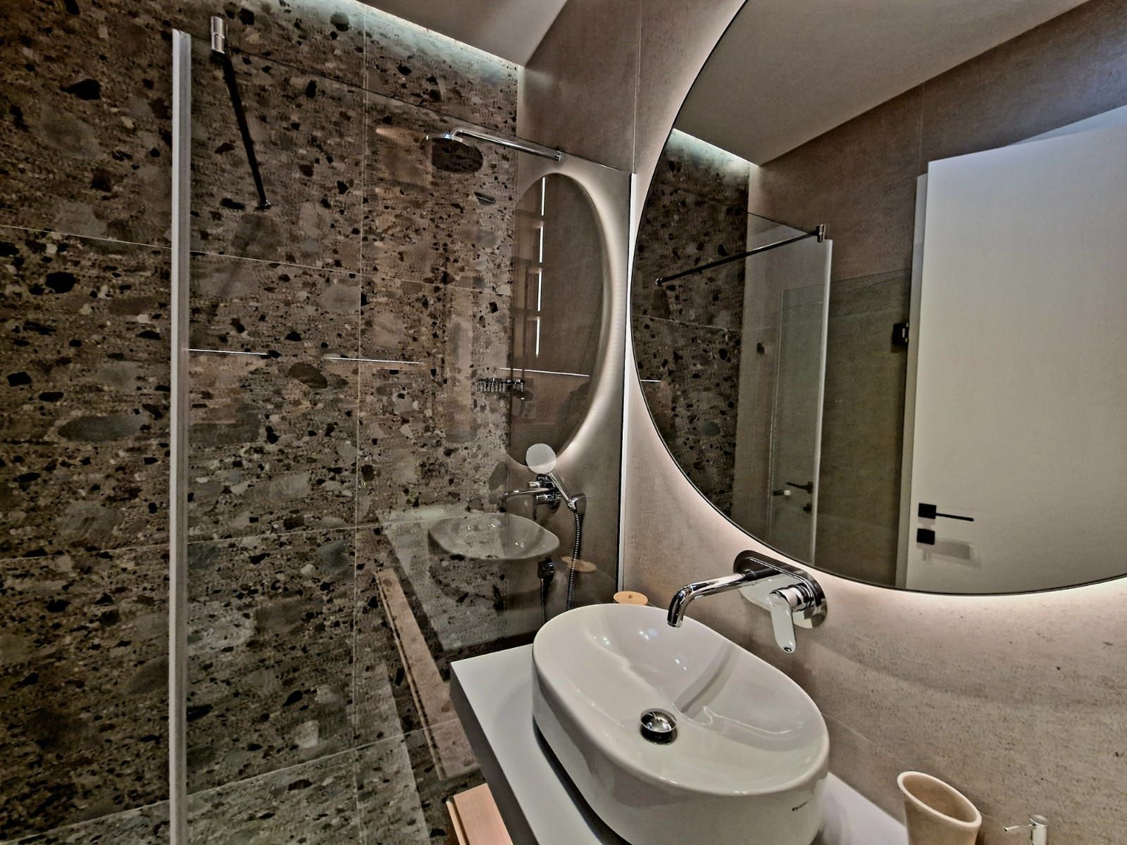 amforaproperty.com/EKSKLUZIVNO! Nov, luksuzan i potpuno opremljen dvosoban stan 106.13m² u prestižnom stambenom kompleksu – Budva