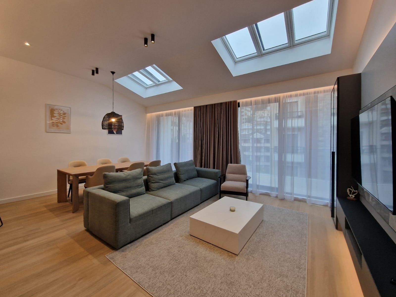 amforaproperty.com/EKSKLUZIVNO! Nov, luksuzan i potpuno opremljen dvosoban stan 106.13m² u prestižnom stambenom kompleksu – Budva