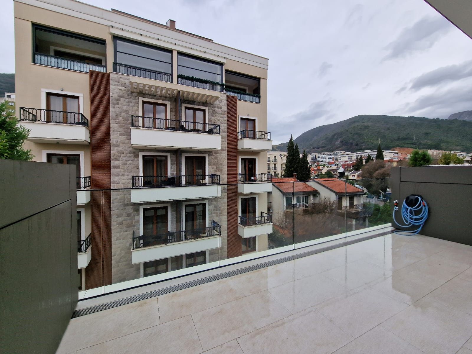 amforaproperty.com/EKSKLUZIVNO! Nov, luksuzan i potpuno opremljen dvosoban stan 106.13m² u prestižnom stambenom kompleksu – Budva