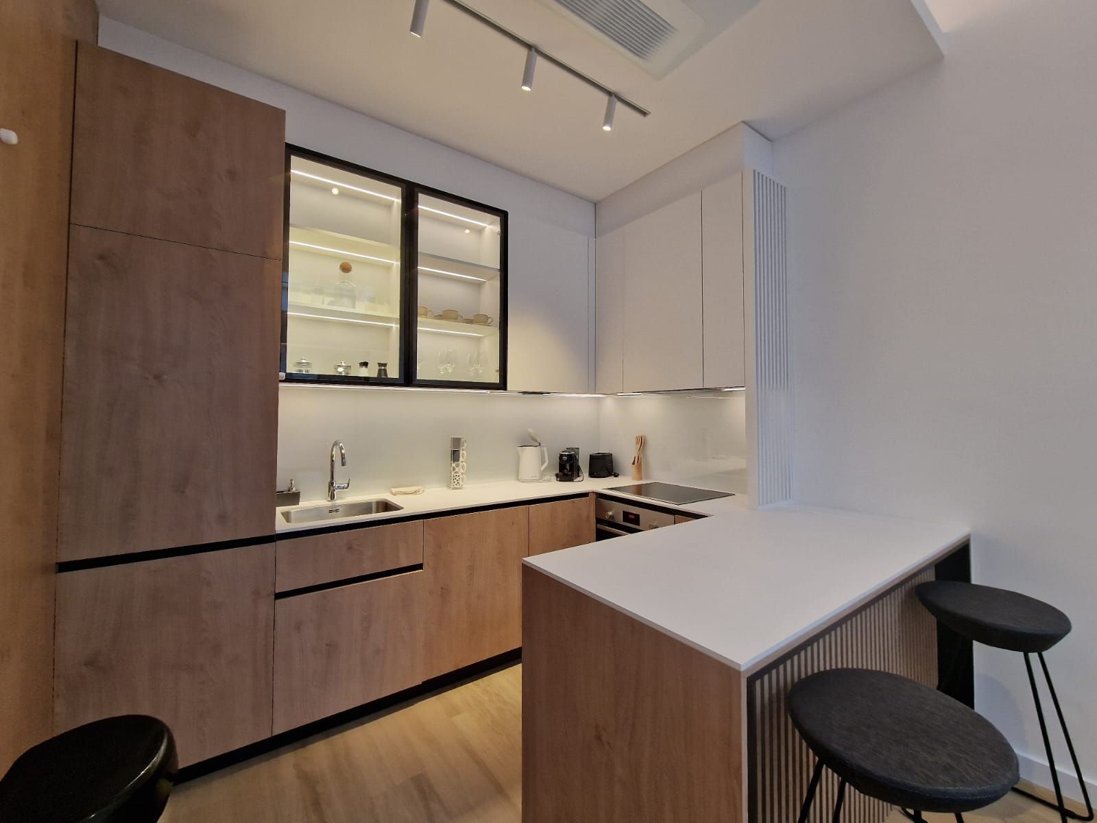 amforaproperty.com/EKSKLUZIVNO! Nov, luksuzan i potpuno opremljen dvosoban stan 106.13m² u prestižnom stambenom kompleksu – Budva