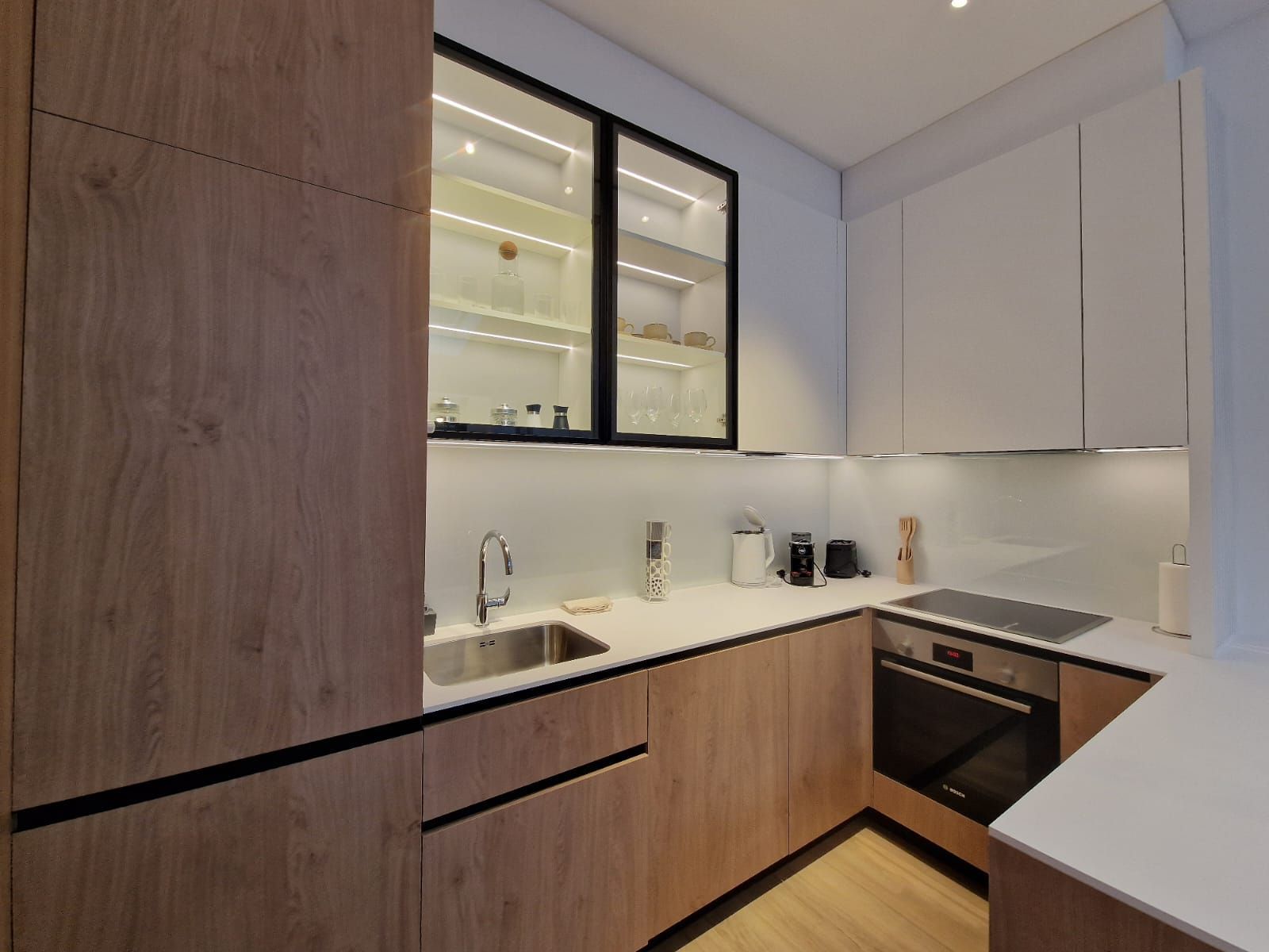 amforaproperty.com/EKSKLUZIVNO! Nov, luksuzan i potpuno opremljen dvosoban stan 106.13m² u prestižnom stambenom kompleksu – Budva