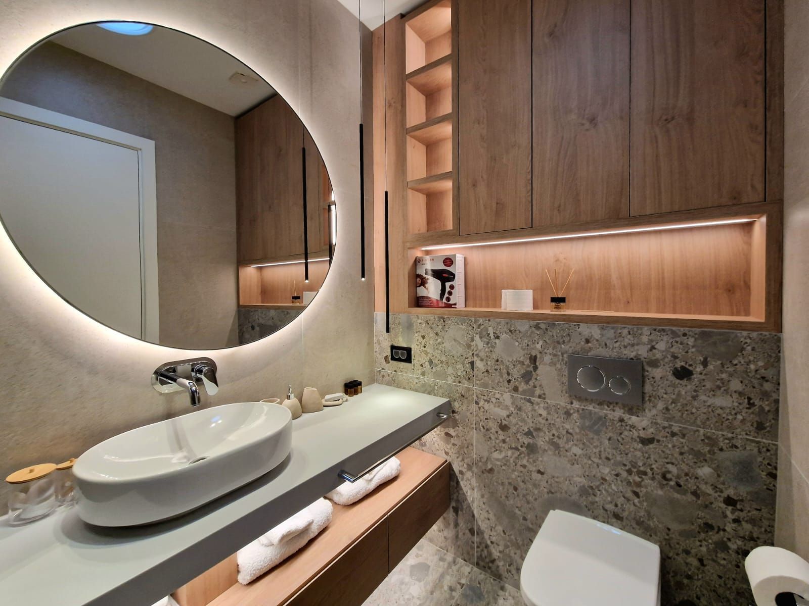 amforaproperty.com/EKSKLUZIVNO! Nov, luksuzan i potpuno opremljen dvosoban stan 106.13m² u prestižnom stambenom kompleksu – Budva