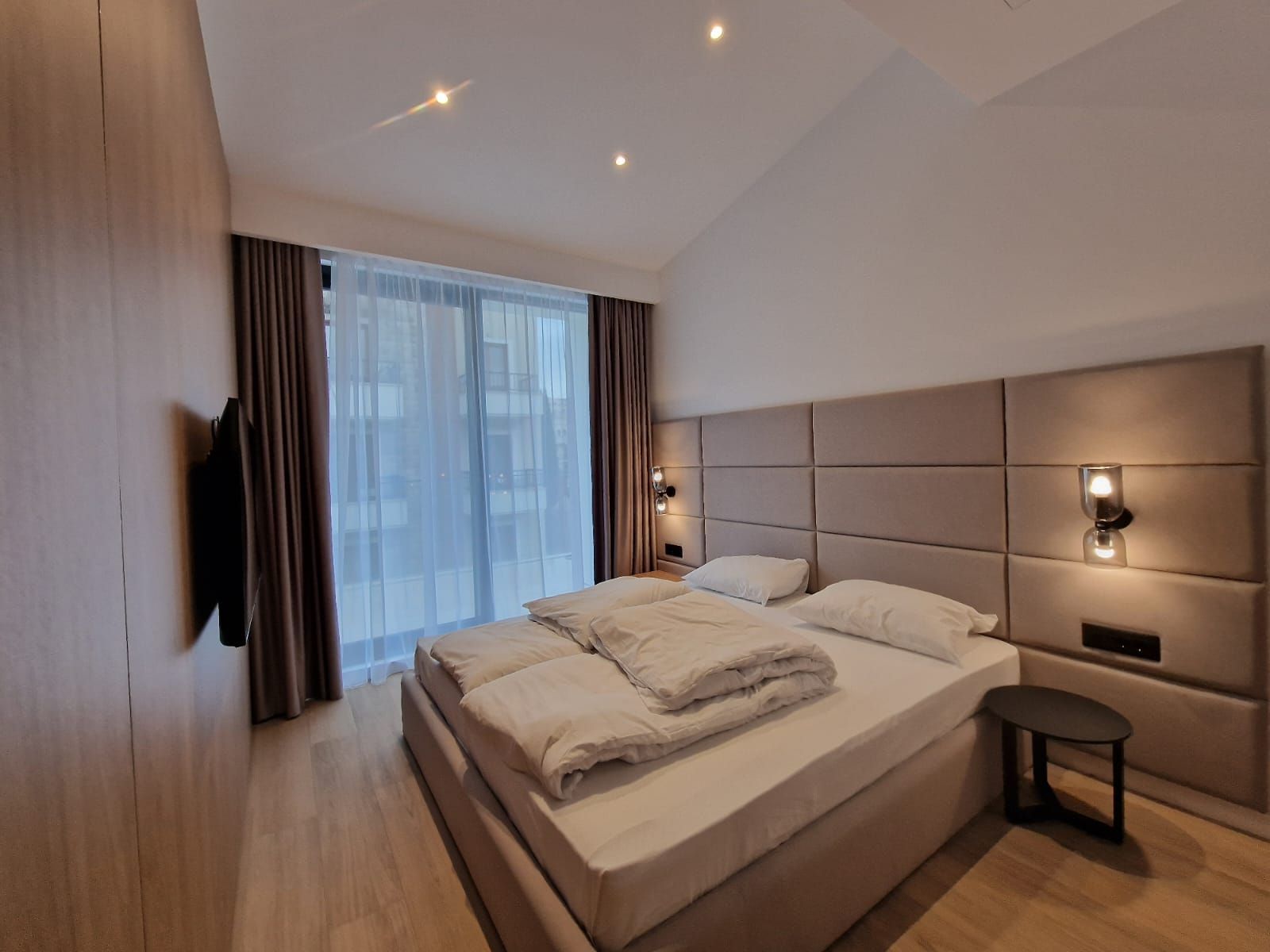 amforaproperty.com/EKSKLUZIVNO! Nov, luksuzan i potpuno opremljen dvosoban stan 106.13m² u prestižnom stambenom kompleksu – Budva