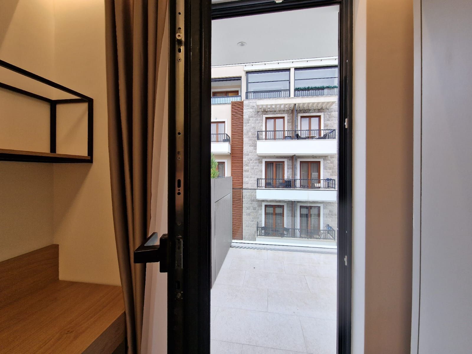 amforaproperty.com/EKSKLUZIVNO! Nov, luksuzan i potpuno opremljen dvosoban stan 106.13m² u prestižnom stambenom kompleksu – Budva