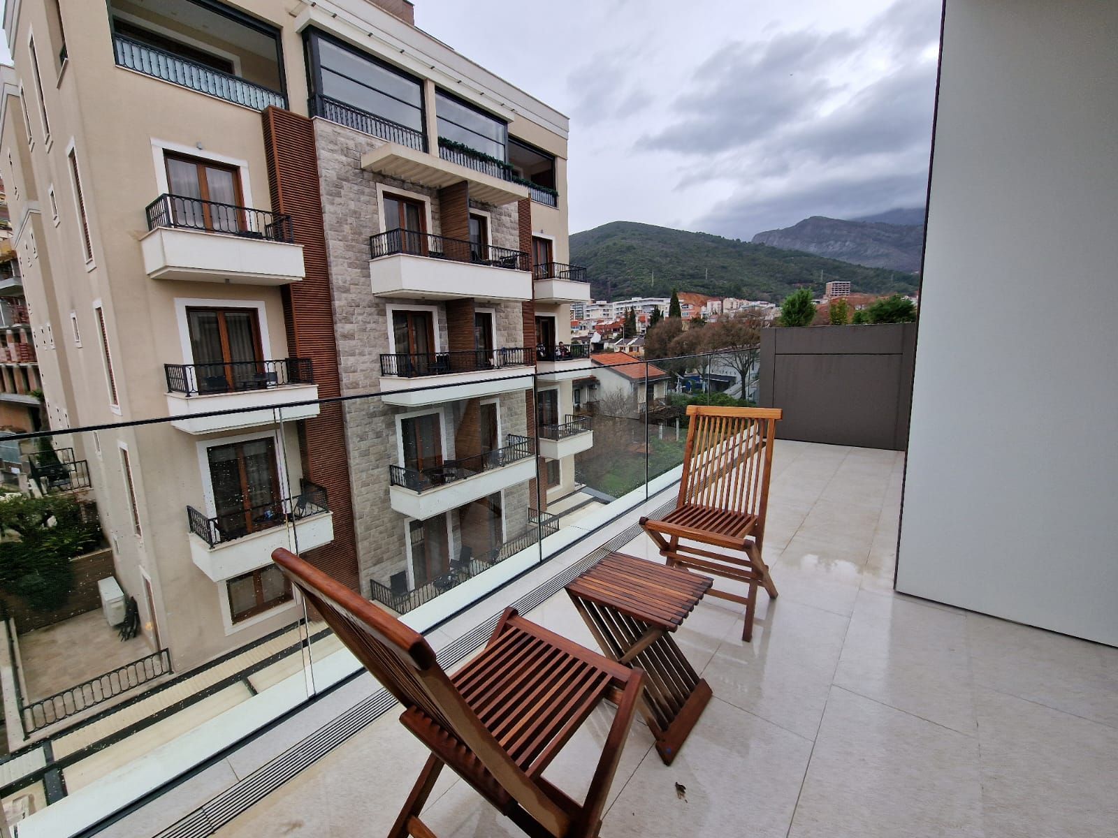 amforaproperty.com/EKSKLUZIVNO! Nov, luksuzan i potpuno opremljen dvosoban stan 106.13m² u prestižnom stambenom kompleksu – Budva
