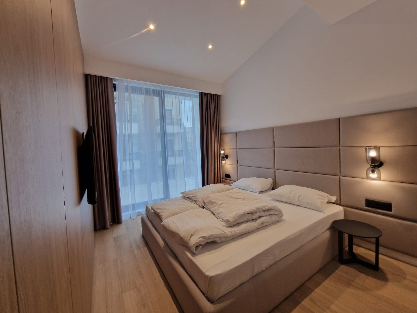 amforaproperty.com/EKSKLUZIVNO! Nov, luksuzan i potpuno opremljen dvosoban stan 106.13m² u prestižnom stambenom kompleksu – Budva